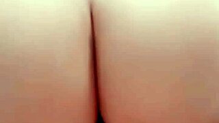 madrasta cheia de desejo senta no enteado enquanto padrasto está fora