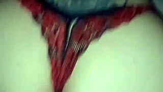 Feleség piros tangában rázogatja nagy seggét félénk srácoknak