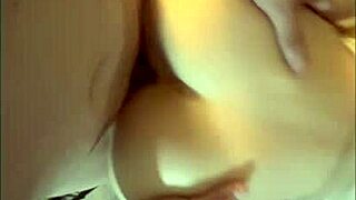 Se Coge A Su Mejor Amigo Mientras Juegan A Las Escondidillas