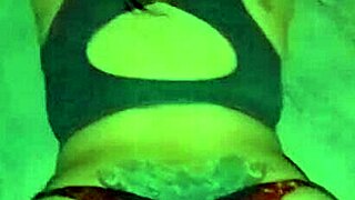 Feleség piros tangában rázogatja nagy seggét félénk srácoknak