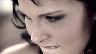 Lesbian girlfriends kiss and dive into wet muffs