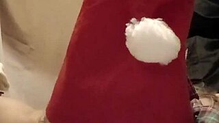 Suženjka raziskuje divjo javno vezavo z umazanim pogovorom. Njena domača seja postane intenzivna z udarci.