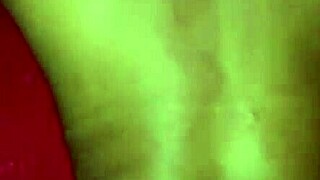 Novinha da bunda grande tirou a camisinha para sentir o leite jorrar no cuzinho.