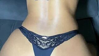 Playing with the crack of the pussy of the young girl - I won the start