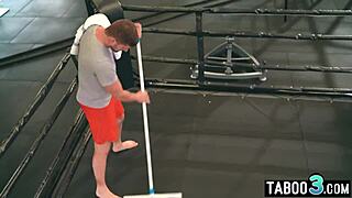 Bujná cikánka Ava Black se pere s obrovským kůlem