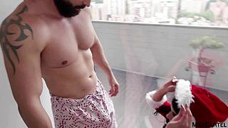 santa’s huge-ass babe is my holiday treat this christmas! 🎅🎄