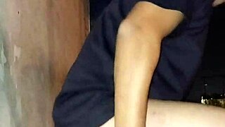 Fui no campo de futebol levar gozada na cara e quase fui pego gozando