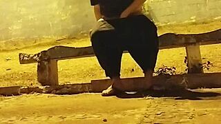 Fui no campo de futebol levar gozada na cara e quase fui pego gozando