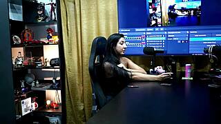 Kiss Makes Dick Hard?