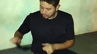 Fui no campo de futebol levar gozada na cara e quase fui pego gozando