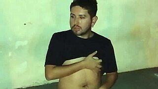 Fui no campo de futebol levar gozada na cara e quase fui pego gozando