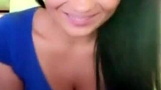 Колумбийка развлекает публику на улице