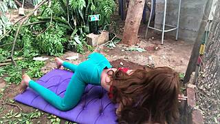 Trinfio a mao no cu dela sex toy sex doll gets fucked as a real doll outdoors