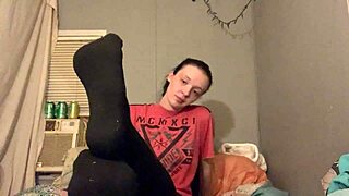 Look at these dirty white girl feet, aren't they tempting?