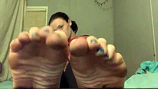Look at these dirty white girl feet, aren't they tempting?