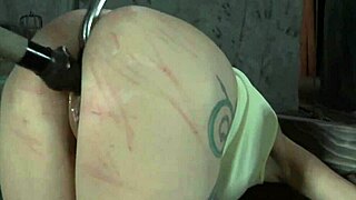 Voracious maiden fingers herself in the tub