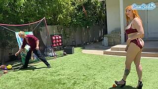 Milf con gran culo tradisce con il cazzo bianco enorme del figliastro in sesso selvaggio