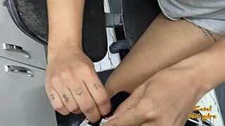 Dona de casa safadinha lavando louça e levando rola