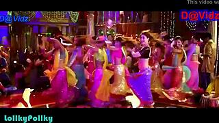 Kareena's Hottest Navel Show Teases Big Boobs