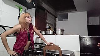 She broke her ass in the kitchen and he fucks deliciously