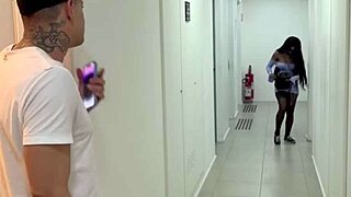 Minha Vizinha Perdeu a Chave, Eu Ajudei e Ela Me Deu a Buceta Gostosa Molhada com Meu Pau Grande