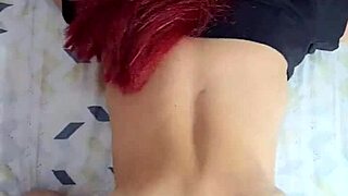 Latina hermosa peli roja sacudiendo su gran culo en cuatro