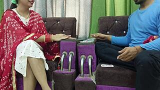 Posvojena sestra Bhabhi izgubi svojo tesno pičko v igri kart na stave. Prvi anal jo pusti upognjeno in kričečo!