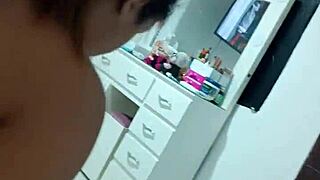 Me masturbo mientras mi mujer se hace las uñas.