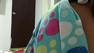 Me masturbo mientras mi mujer se hace las uñas.