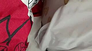 Me masturbo mientras mi mujer se hace las uñas.