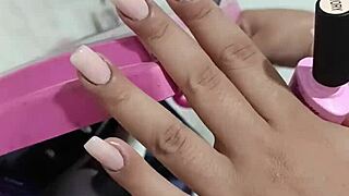 Me masturbo mientras mi mujer se hace las uñas.