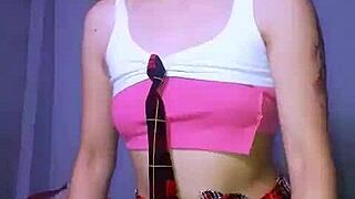 Liten 18+ skolehore Bonneyuwu onanerer vilt med kjempedildo