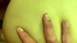 Beautiful asian girl gets her pussy stretched