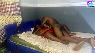 Vroči pari v realnem mokrem pičkanju in orgazmih z velikimi joškami