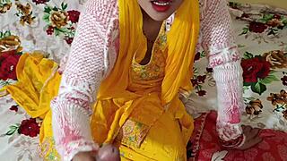 देसी मेड वाइफ हिंदी में डर्टी टॉक करते हुए ब्लो जॉब दे रही है