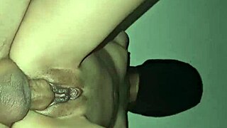 Vékony szépség szenvedélyesen beenged a szűk punciába