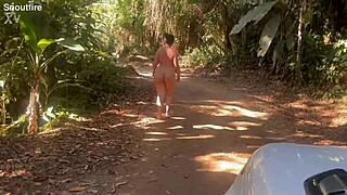 esposa rabuda andando pelada na estrada, exibindo seu grande cu nu ao ar livre em local publico