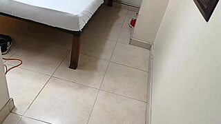 mi hermanastra culona stays in my room tonight