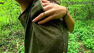 culo perfetto si spoglia mentre cammina nel bosco