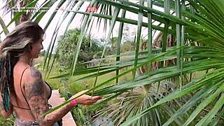 couple explores jalapao path in a public setting