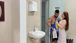 زميل الشغل ينيك زوجتي في غرفة الملابس معي