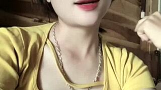 Vietnamese Girl Dances Sexy in Music Clip