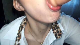 Раздевается в общественном душе