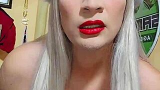 linda navideña transexual con ricas tetas en acción