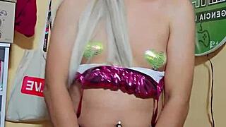 linda navideña transexual con ricas tetas en acción