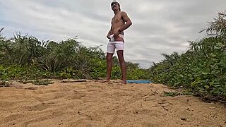 Punheta e gozada na praia, african style.