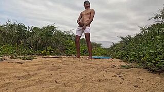 Punheta e gozada na praia, african style.