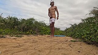 Punheta e gozada na praia, african style.