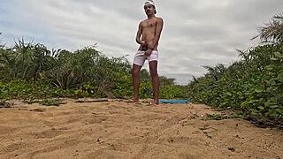 Punheta e gozada na praia, african style.