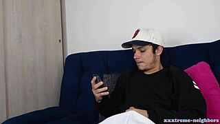 mi hermanastra me pilla masturbandome y me deja correrme en su cara